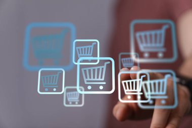 Çevrimiçi alışveriş konsepti dijital araba sembolleri ve kişinin parmağı