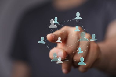 Elle dokunulan kavramsal insan simgeleriyle dijital ağ bağlantısı.