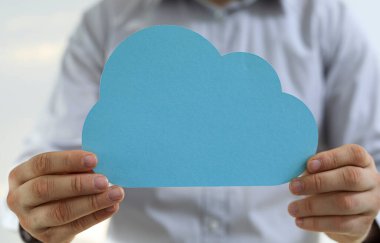 Bulut Şekli Kağıt Tutan Kişi - Bulut Hesaplama Konsepti