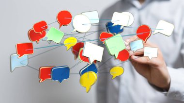 Renkli konuşma baloncuklarını bağlayan kişi, ağ içindeki iletişim konsepti