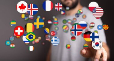 Bayraklara dokunan, dünyayı temsil eden, küresel bağlantı, uluslararası