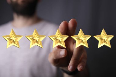 Beş altın yıldıza dokunan kişi, değerlendirme ve değerlendirme konsepti