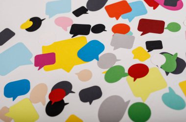 Beyaz arkaplan bileşimine göre renkli konuşma balonu kesimleri.