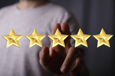 Altın yıldızlara dokunmak, mükemmel hizmet, kalite kavramı.