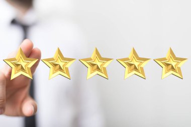 Elde beş altın yıldız, müşteri memnuniyeti konsepti.