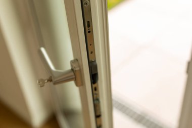 Modern bir kapı kolu ve kilitleme mekanizmasını kapat