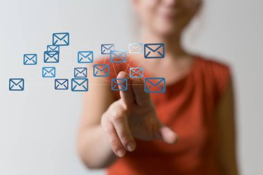 E- posta Ağı ile Etkileşen Kadın