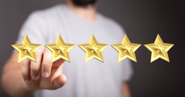 İnsanın eli dijital ekranda altın yıldızlarla etkileşime giriyor, 5 yıldız.