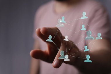 Dijital Ağ Bağlı Kişiler Parmak Dokunuşu ile İllüzyon