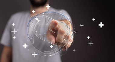 Dijital küreye, bağlantıya, geleceğe ve teknolojiye bakan adam