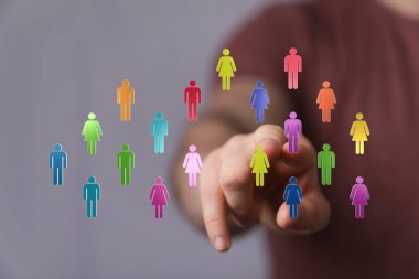 Renkli insan simgeleriyle dijital iletişim ve ağ bağlantısı kavramı