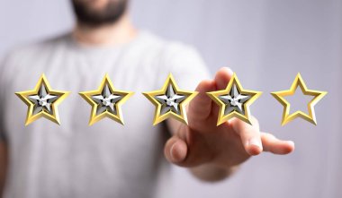 Adamın el puanı dört yıldız. Müşteri memnuniyeti ve geri bildirim kavramı.
