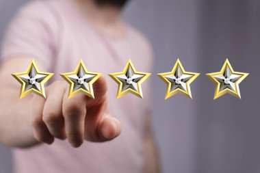 Beş altın yıldıza dokunmak, değerlendirme ve değerlendirmeyi temsil ediyor.