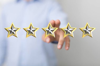 Olumlu geri bildirim için beş altın yıldıza dokunan kişi