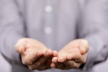 Açık Eller Yardım Etme, Verme ve Koruma Gri Arkaplanı Kapatma