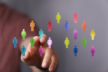 Bağlı dijital topluluk ağı insan simgeleri ve bağlantı için uzanan eller