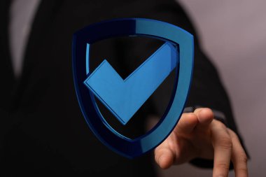 İşadamı elinde işaretli dijital güvenlik kalkanı tutuyor, gizlilik kavramı