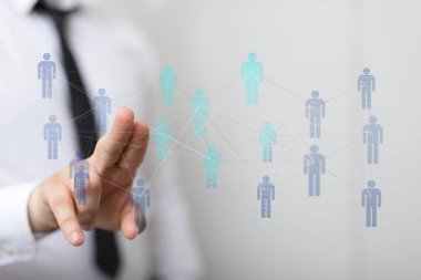 İş adamı insan ağına işaret ediyor, bağlantı kavramı