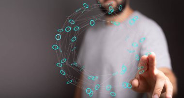 Dijital ağ bağlantısı ile etkileşim halinde olan adam, gelecekçi teknoloji kavramı