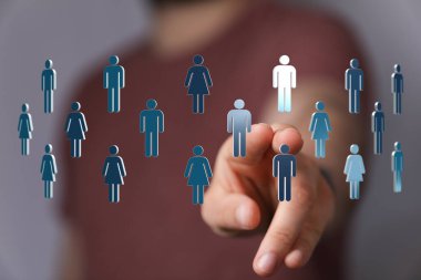 Ağ sembollü dijital bir dünyada insan bağlantısı