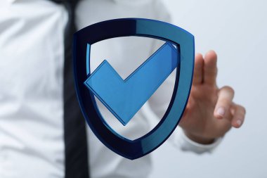 İşadamı, güvenlik ve veri korumasını simgeleyen işaret ile kalkana dokunuyor