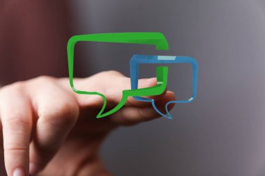 İletişimi gösteren dijital sohbet baloncuklarıyla el etkileşimi