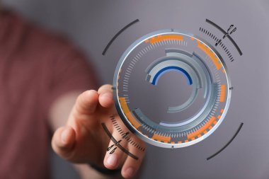 Teknoloji kavramında insan gelecekteki dijital arayüze dokunuyor