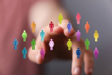 İnsan parmağıyla bağlanmış renkli insan figürleri: takım çalışması kavramı