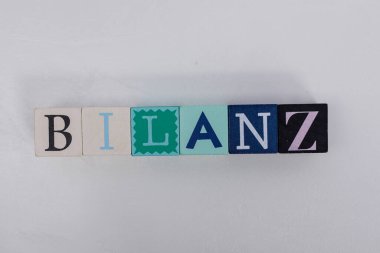 Renkli ahşap bloklar ve muhasebe kavramı