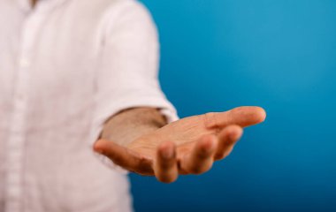 Mavi arka planda avuç içi açık el, yakın plan görünümü