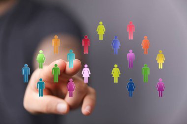 Takım çalışmasını ve iletişimi temsil eden dijital avatarlara dokunmak