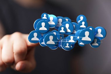 Elleri simgeleri gösteren insanların dijital ağ bağlantısı