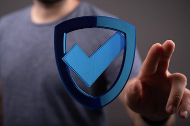 İşaretli dijital güvenlik kalkanını gösteren adam