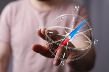 Man 's Hand Navigasyon ve Rehberlik için Dijital Pusulayı Sunar