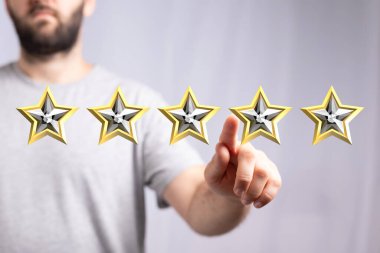 Beş yıldıza Dokunan Adam Olumlu Geri Dönüşü Sembolize ediyor ve Beğeni