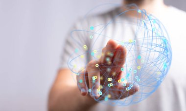 İnsanın eli bir ağ küresine dokunuyor: teknolojiyi ve dünyayı temsil ediyor.