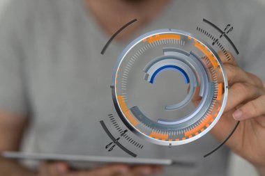 Dijital Teknoloji Arayüzü: Geleceğin UI Konseptiyle Etkileşen Adam