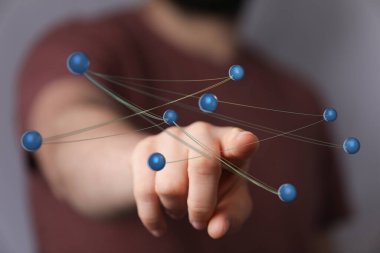 Elle izleyiciyi işaret eden dijital ağ bağlantısı