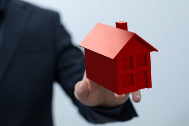 Emlak Konsepti Temsilcisi Kırmızı Ev Tutan Kişi