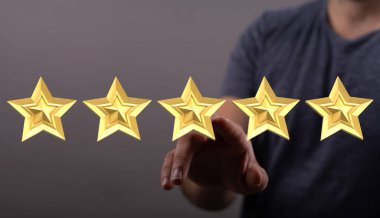 Birinin parmağı 5 altın yıldıza dokunuyor. Mükemmel müşteri hizmetleri kavramı