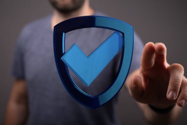 Kalkana işaretli bir adam dokunuyor, güvenlik kavramı, veri koruması