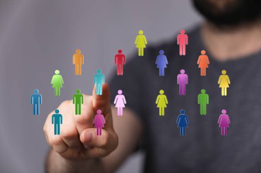 Çeşitli topluluk ağı konseptinden seçen adam