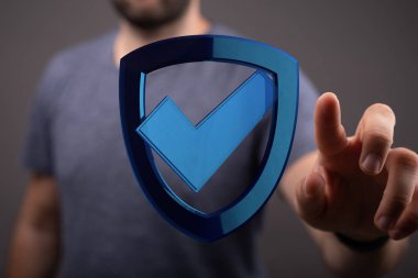 İşaretli mavi kalkana dokunan adam, güvenlik kavramı, güvenlik