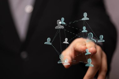 İşbirliği gösteren bir parmağın dokunuşuyla insan ağı bağlantısı