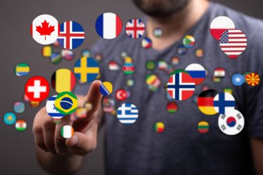 Dünya çapında farklı ülkelerin bayraklarıyla etkileşimde olan kişiler