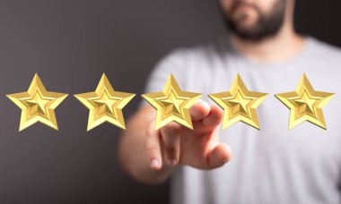 Derecelendirme ve değerlendirme için beş altın yıldızı işaret eden kişi.