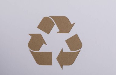 Beyaz kağıt üzerindeki geri dönüşüm sembolü kesiti, çevre kavramı, kapat