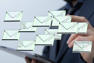 Dijital Aygıttaki Çoklu E- postalar Yönetiliyor