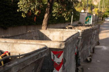 Residential Caddesi 'ndeki eski püskü çöp bidonları.