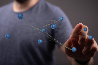 Dijital ağ kürelerine dokunan, bağlantıyı ve veri akışını temsil eden adam